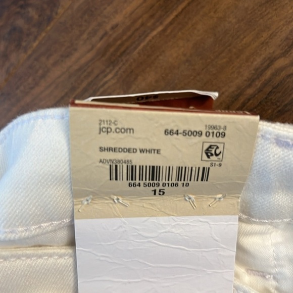 NWT Arizona Juniors Women’s Distressed Jean, Shredded White, sz 15, Crop Leg - Picture 6 of 9